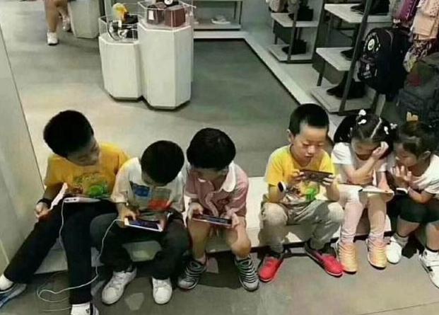 超级宝妈▲玩手机真的能毁掉一个孩子吗?美法两国实验结果,告诉你答案