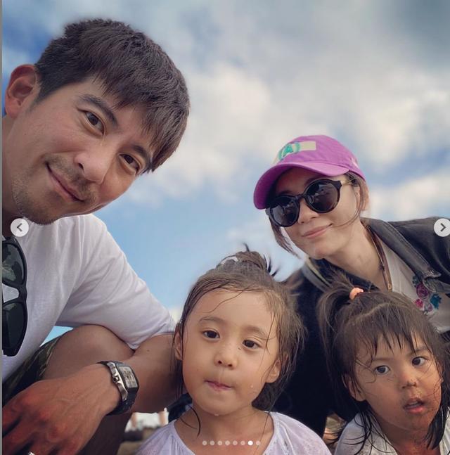 娇软甜伤|贾静雯晒女儿搞怪日常，咘咘背妈妈包要出门，给波妞烫成乱乱卷发