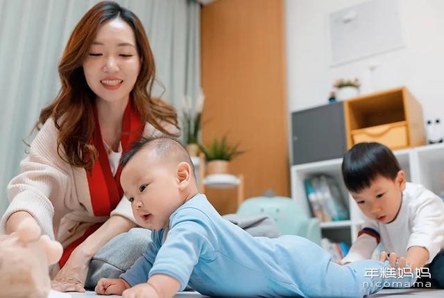 #你的育儿经#年糕妈妈:二胎生活里多了个保姆,我们家变成这样了