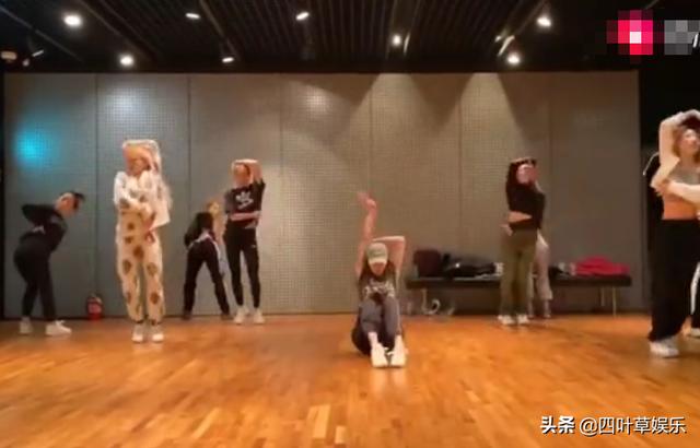 影视交流地：lisa隔空教学舞蹈，看到她身后的背景墙时，粉丝团都不淡定了