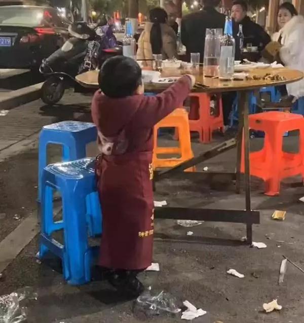 暖栀|“12岁男孩一天3次母乳”“母亲下跪求儿子上学”：纵子如杀子，溺爱不是爱