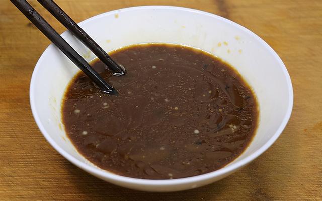 鱼香肉丝怎么做，教你最传统的做法，肉丝滑嫩不粘锅，下酒又下饭