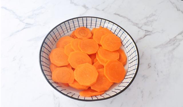 冬吃萝卜夏吃姜，早餐用它做成饼，好吃还营养