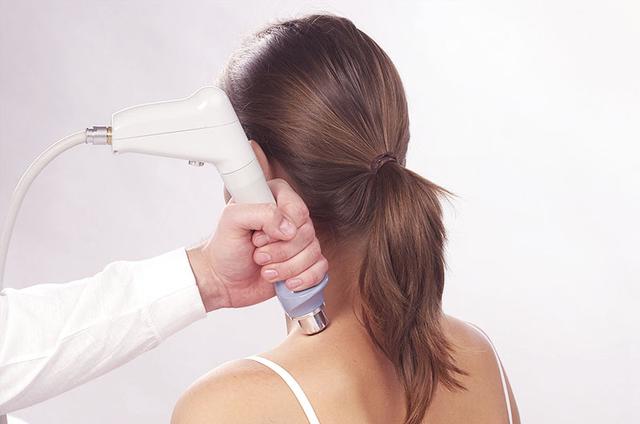 后背疼、紧、僵硬怕冷，是受凉导致的？医生辟谣，讲清肌筋膜炎