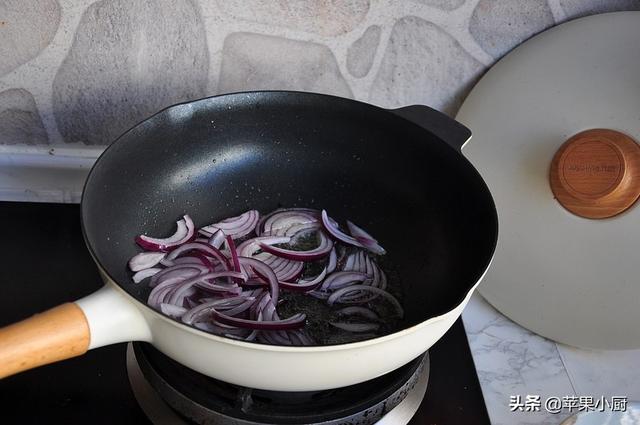 街摊上很受欢迎的咖喱鱼丸，在家也能做，真的很简单，比烧烤好吃