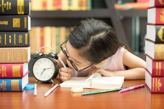 孩子的书桌放在卧室好，还是放在客厅好？关键要看孩子的专注力