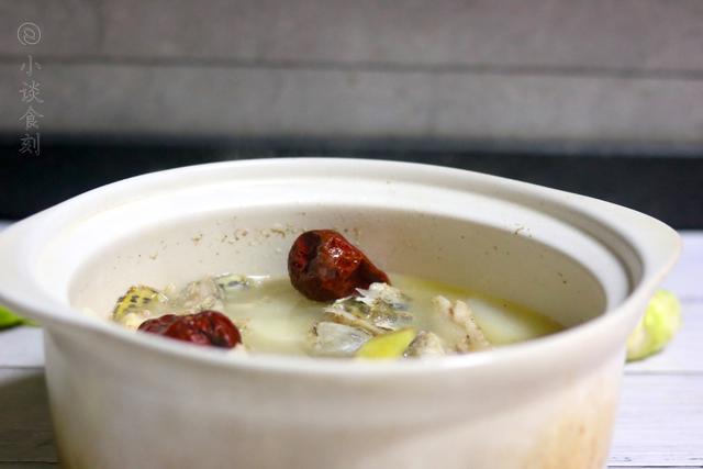 天冷了，多喝这鱼骨汤，颜色乳白味道浓郁，比牛羊汤还要鲜美