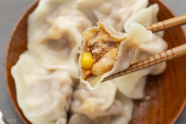 调肉馅时，有人先加水，有人先放油，分享正确方法，肉馅鲜香入味