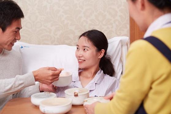 #超级宝妈#地表最强产妇：买菜路上顺便生了个娃，抱着娃拎着菜准备回家