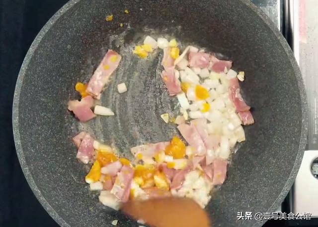 在家来一份培根蛋黄炒面，荤素搭配，好吃营养，解馋又美味的主食