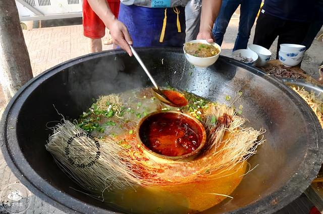 河南夫妻摆摊卖它，10元1碗每天排长队，食客：就认这个味