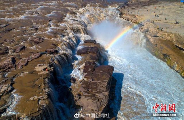 『旅行百事通』黄河壶口瀑布迎来“桃花汛”彩虹相伴景色壮美