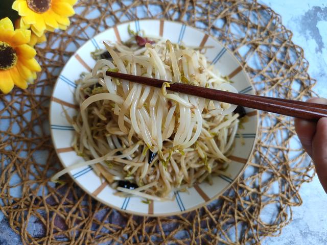 炒豆芽别只知道焯水，大厨教你一个妙招，豆芽不出水、脆爽又入味