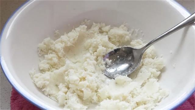 冬天的山药火了，加一碗面粉，不加水不加油，香甜松软，健脾益胃