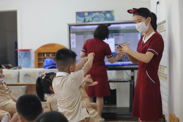新华网客户端|图集|小萌娃“回笼”,深圳1537所幼儿园今日开园