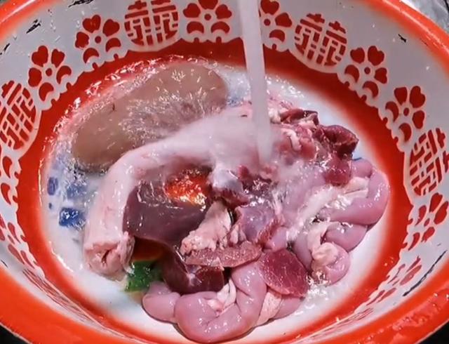 生滚猪杂粥这样做太美味了，鲜嫩爽滑无腥味，广东人直流口水