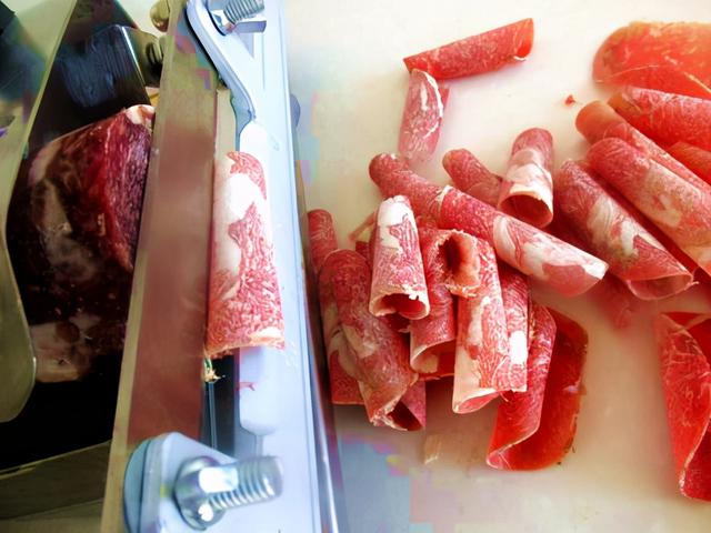 吃麻辣烫时，专挑角落里的5样“贵菜”，老板：不是吃货就是同行