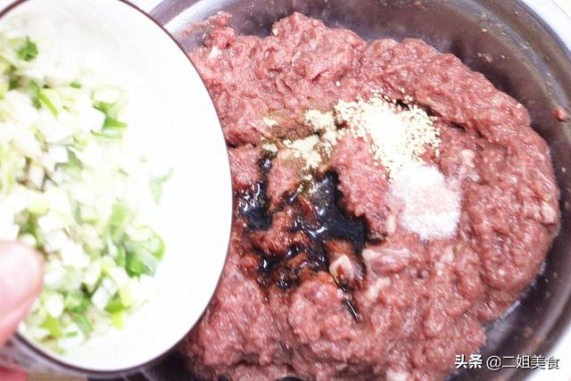冬至多吃牛肉馅饺子，调料水和打馅不能忽略，教您2招，鲜嫩多汁