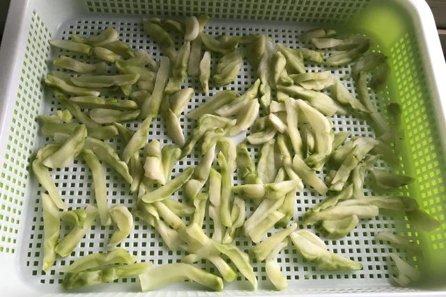 冬天遇到此菜别手软，一次腌上20斤，开胃解腻，随吃随做真方便