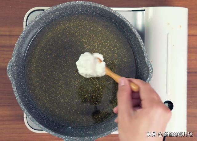 鸡蛋和豆沙还能这么吃，一裹一炸，蓬松雪白，孩子爱吃的甜香美食