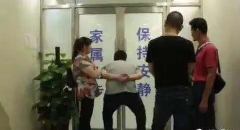 超级宝妈■“2个小孩，1个大人，保谁？”每个女人生孩子，都是在玩命