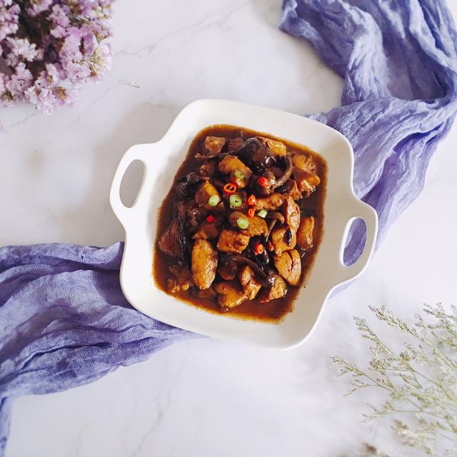 自制红烧鸡块，堪称简易版的小鸡炖蘑菇，味道很好，全家都爱吃