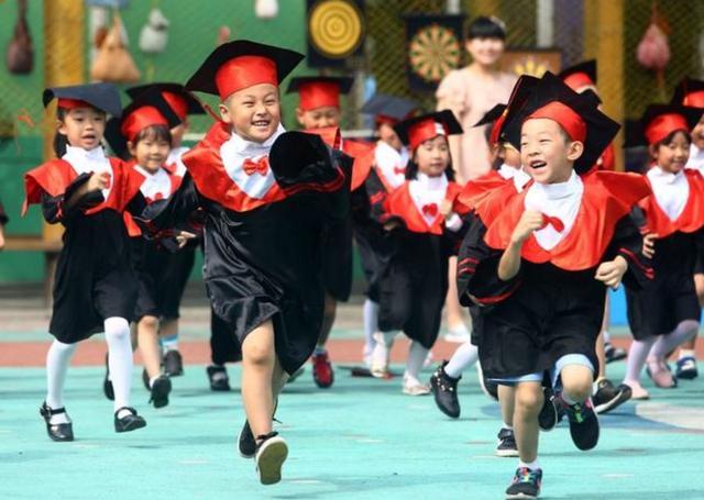 你的育儿经|城市奶奶带孩子长得慢,乡下外婆放养身高猛涨,医生:睡觉惹的祸