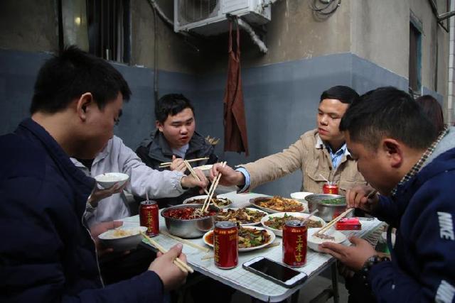 两江·人间烟火 靠三道菜称霸江湖的两江新区“资格大饭店”，它有什么资格？