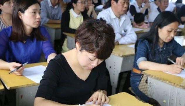 [你的育儿经]40岁妈妈待家里等复工，无聊时穿女儿校服，爸爸：给你再买2套