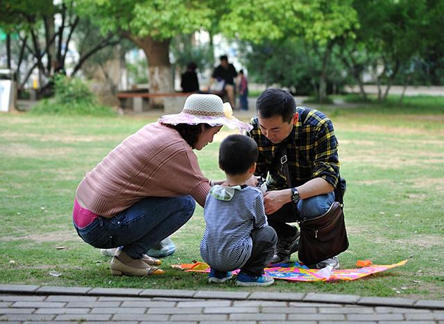 夫妻恩爱的家庭，不仅可以提升孩子情商，对他将来的婚姻也有好处