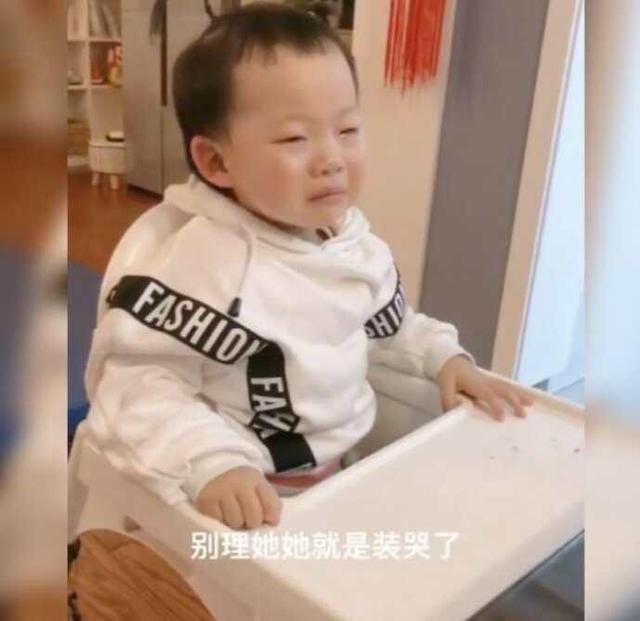 【超级宝妈】妹妹大哭急坏妈妈，二胎姐姐争宠揭发：都是假装的！你怎么看