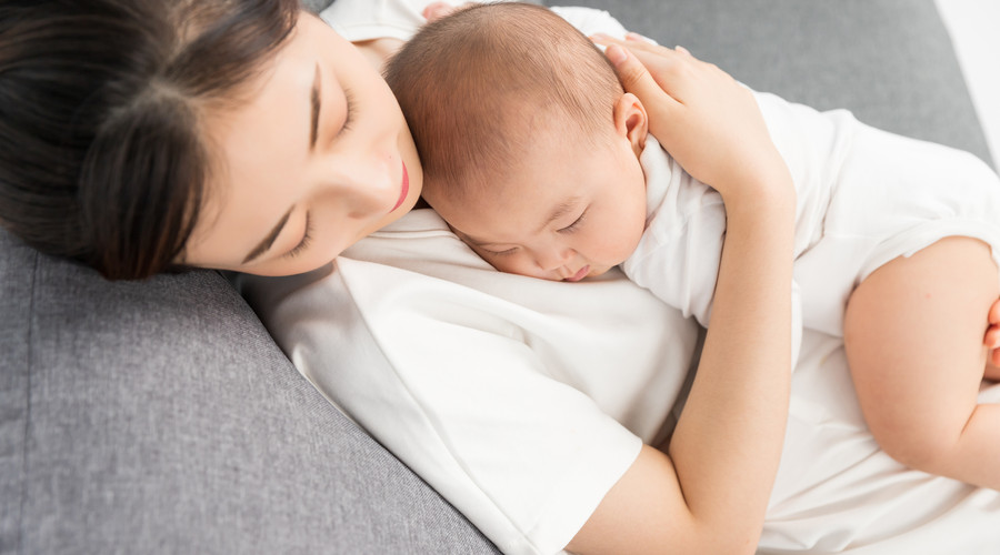 婴儿|职场妈妈几时断母乳？主要有三种情况，第一种情况提前给宝宝断奶