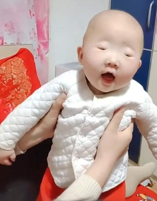 「你的育儿经」全网眼睛最小宝宝火了，眼珠只有“绿豆”般大小，李荣浩甘拜下风