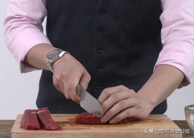 黑椒牛肉粒这样做太好吃，肉嫩营养，焦香四溢，家人爱吃的美食