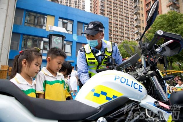 你的育儿经|“一盔一带”安全宣传走进幼儿园