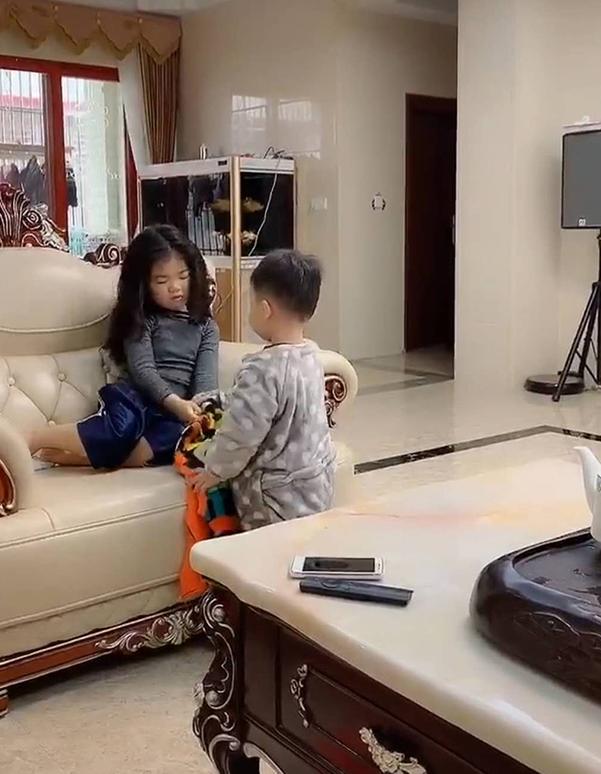 你的育儿经|弟弟变身“小丫鬟”，“一条龙”服务姐姐起床，网友：最惨二胎