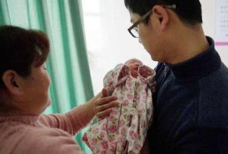 「你的育儿经」宝宝因眼睛太小走红,妈妈误以为没睁开,网友调侃:好奇父母长相