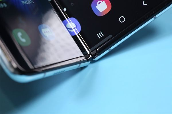 「太平洋电脑网」三星Galaxy Fold 2设计曝光：首款屏下摄像头手机