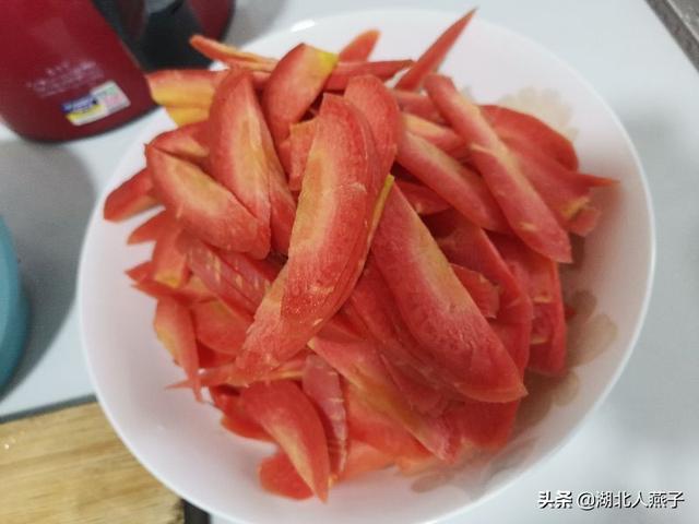 4根胡萝卜，400克猪肉，简单一炒，营养美味，常吃对眼睛好