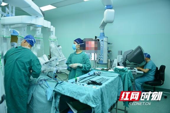 机器人手术让她免受开腹之苦 家属送来20公斤重牌匾感谢医护