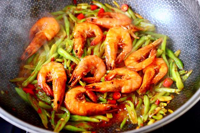 做虾别只会水煮、盐焗，试试香辣芸豆丝爆虾，味道鲜香，方便