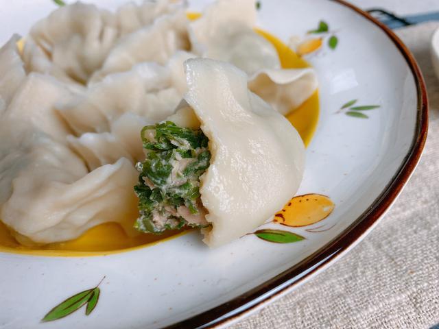 荠菜馅饺子怎么调最好吃？教你3招，荠菜翠绿不发黄，鲜嫩多汁