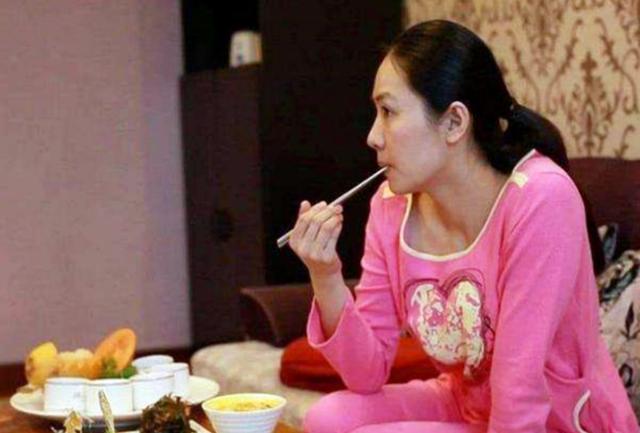 产妇拒绝吃婆婆做的菜，老公恼羞成怒，宝妈：你尝一口试试