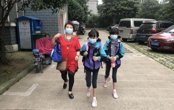 超级宝妈|都是6旬产妇，67岁生子的田女士和60岁产女的盛海琳，现状差太多