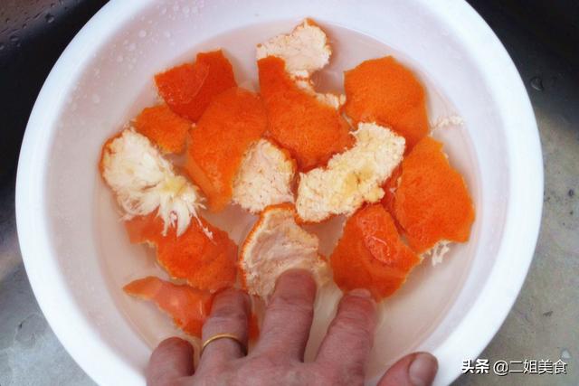 把萝卜和橘子皮一起下锅煮，太聪明了，用途花钱买不到，简单实用