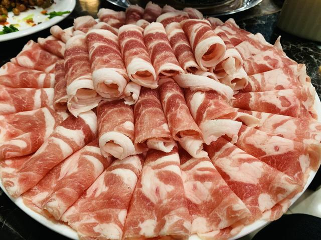 老友相聚，4个菜2盘肉，朋友圈：一个人能喝酒，却不能一个人笑