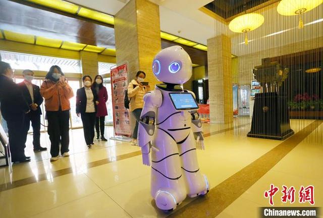 「中国新闻网」兰州酒店业推“无接触服务”机器人替人工上岗减少传染