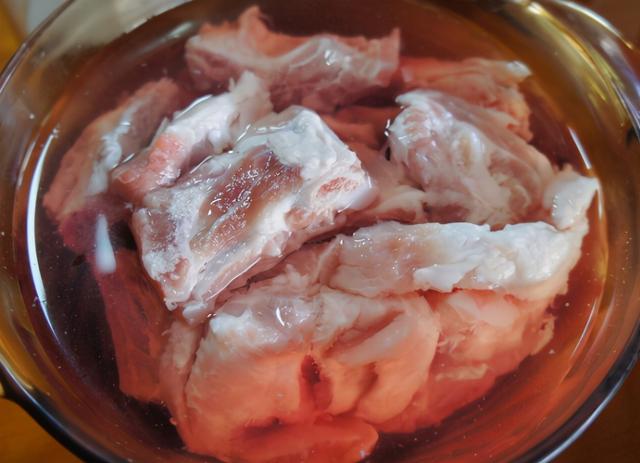 炖排骨汤，不要只会焯水，做好3点，排骨香软好吃，汤汁鲜美