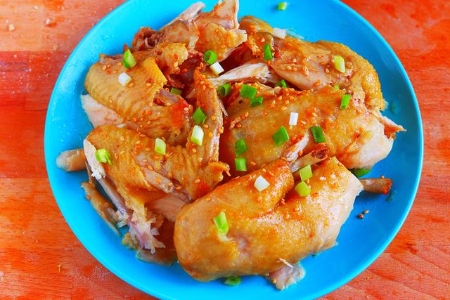 不加一滴水，用家里电饭锅就能轻松做出，鲜香四溢盐焗鸡，太香了