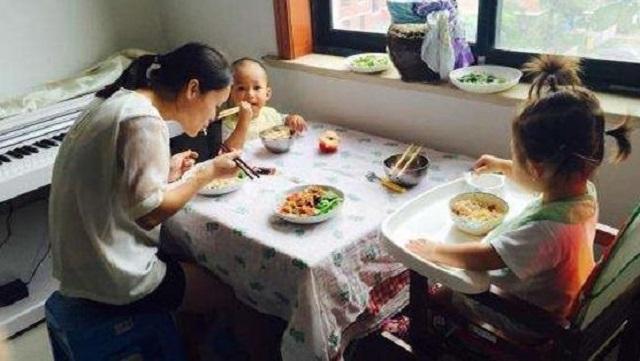你的育儿经|全职妈妈做完晚饭忙喂娃，刚想上桌吃饭，结果婆婆却收走全部碗筷